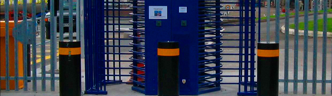 Instalación de pilonas con torniquetes en empresa/Instalaciones de Alta Seguridad